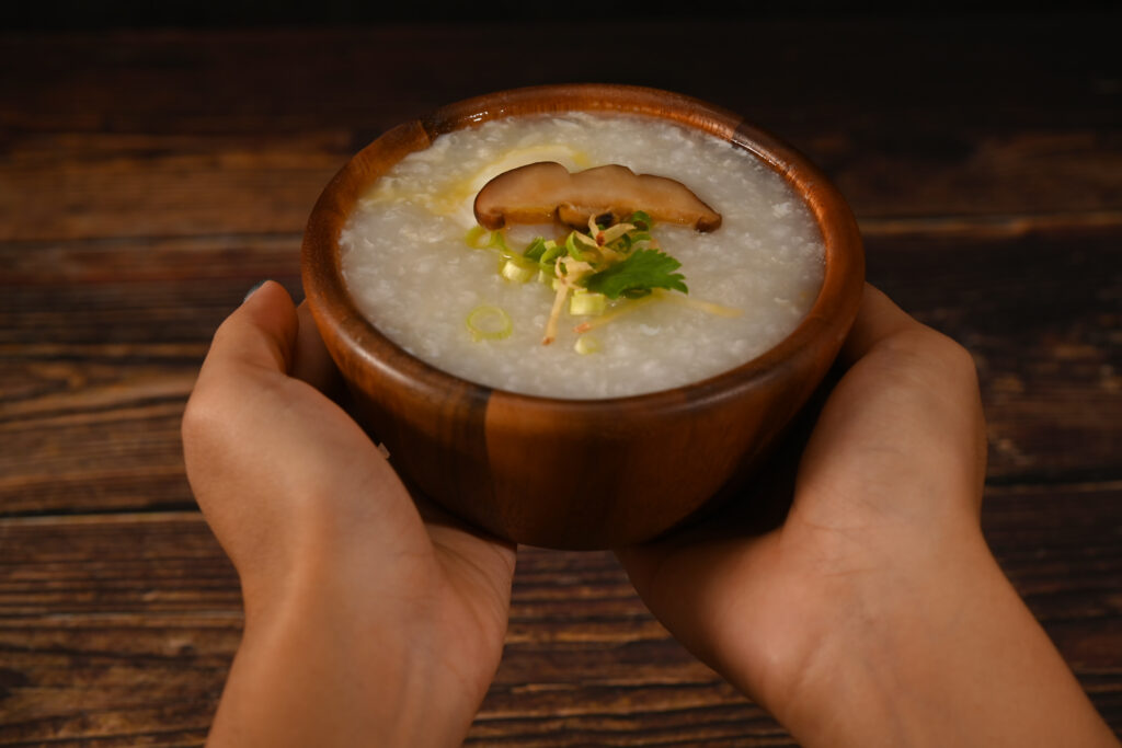 Hände halten Reisschüssel